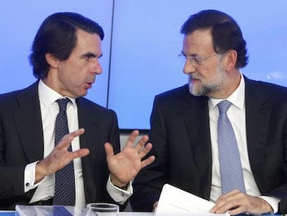 Pie de Foto: Jos&eacute; Mar&iacute;a Aznar y Mariano Rajoy, al comienzo del Comit&eacute; Ejecutivo del PP.
 