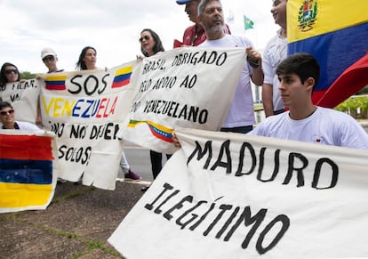 Migrantes venezolanos en Brasil durante un acto protesta en contra del segundo mandato del presidente venezolano, Nicolás Maduro, frente al Palacio Itamaraty, en Brasilia. 