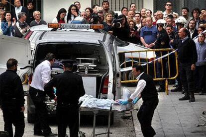 Traslado del cadáver de Jenny Lara, quemada en abril con sus dos hijos por su ex compañero en Alzira (Valencia).