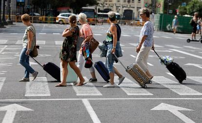 Turistas por una calle de Valencia. 