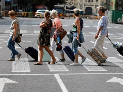 Turistas por una calle de Valencia. 