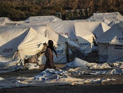 Una mujer camina por el campamento de refugiados de Kara Tepe, en la isla de Lesbos. / Álvaro García