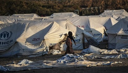 Una mujer camina por el campamento de refugiados de Kara Tepe, en la isla de Lesbos. / Álvaro García