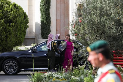 La boda ha sido el segundo gran evento de esta primavera para la realeza internacional después de la coronación de Carlos III, celebrada el pasado 6 de mayo en Londres. En la imagen, la princesa Isabel de Bélgica, heredera al trono, quien ha acudido a la ceremonia acompañada de su padre, el rey Felipe. Juntos han sido de los primeros en llegar al lugar de celebración del enlace.