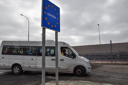 Un autobús con menores inmigrantes cruza la frontera entre Ceuta y Marruecos.