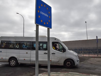 Un autobús con menores inmigrantes cruza la frontera entre Ceuta y Marruecos.