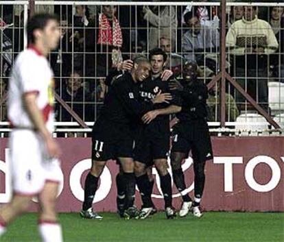 Ronaldo recibe las felicitaciones de Figo, Makelele y otro compañero tras su gol.