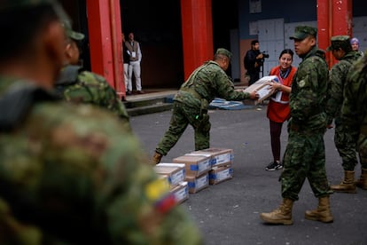 Funcionarios de mesas de votación y militares cargan cajas con boletas electorales, en Quito, Ecuador. La contienda se debate entre Daniel Noboa, quien representa al partido 'Acción Democrática Nacional' y Luisa González, del movimiento 'La revolución ciudadana'.