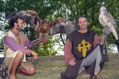 Los empresarios Daniel Piñeiro y Francisco González de Falcóns Galicia, con un águila real y un halcón gerifalte.