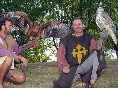 Los empresarios Daniel Piñeiro y Francisco González de Falcóns Galicia, con un águila real y un halcón gerifalte.