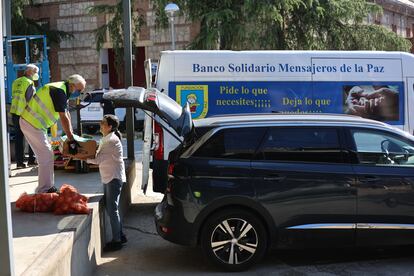 Voluntarios acuden a los almacenes centrales del Banco de Alimentos de Madrid este miércoles.