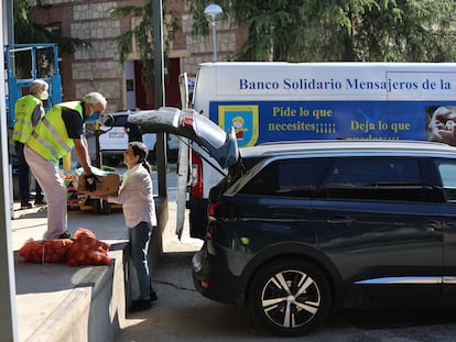 Voluntarios acuden a los almacenes centrales del Banco de Alimentos de Madrid este miércoles.