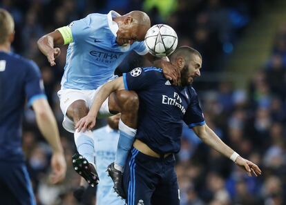 Vicent Kompany (d) del Manchester City y Karim Benzema del Real Madrid durante una jugada de cabeza.