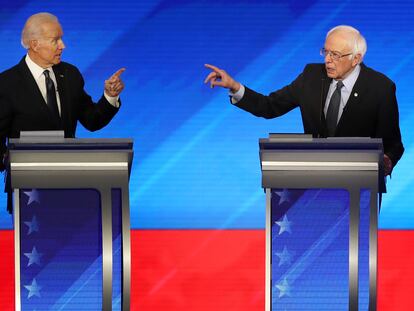 El exvicepresidente Joe Biden y el senador Bernie Sanders durante un debate en Manchester, New Hampshire. Joe Raedle/Getty Images.
