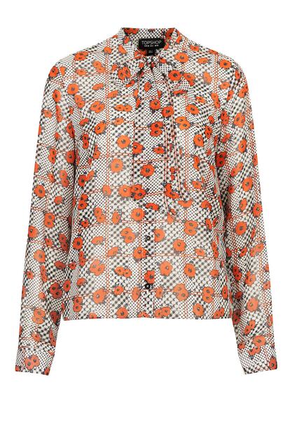 Camisa con estampado de flores y lazada en el cuello de Topshop (50 euros).