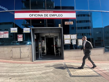 Un hombre pasa frente a la puerta de una oficina del SEPE, el pasado jueves, en Madrid.