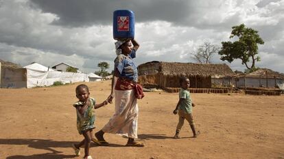 Una mujer con susu hijos en el campo de refugiados de Gado (Camerún).