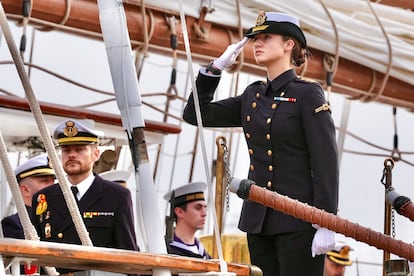 La princesa de Asturias embarca en el buque escuela de la Armada espa?ola Juan Sebastin Elcano para iniciar la travesa del 97? crucero de instruccin desde el puerto de Cdiz.