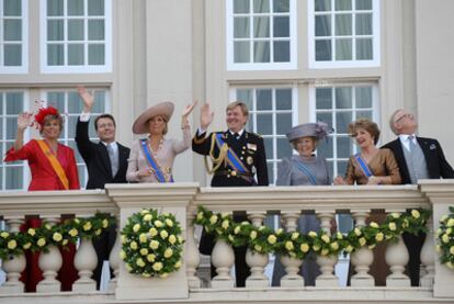 La familia real holandesa, en el balcón del palacio de Noordeinde.
