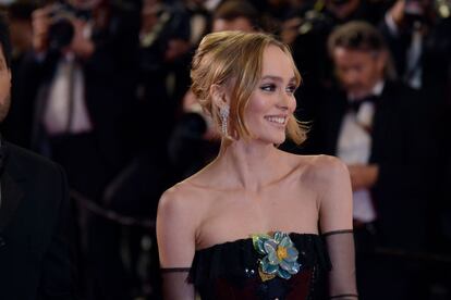 En cualquier caso nada de eso empañó el posado en Cannes antes del estreno. Sobre la alfombra roja Lily Ross Depp ejerció de perfecta embajadora de moda y lució un vestido de Chanel que dejaba claro por qué la casa de la camelia la ha escogido a ella como embajadora.