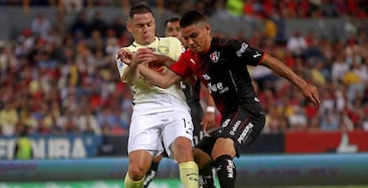 Pablo Aguilar (i) del América no podrá jugar por un año en el fútbol de México
