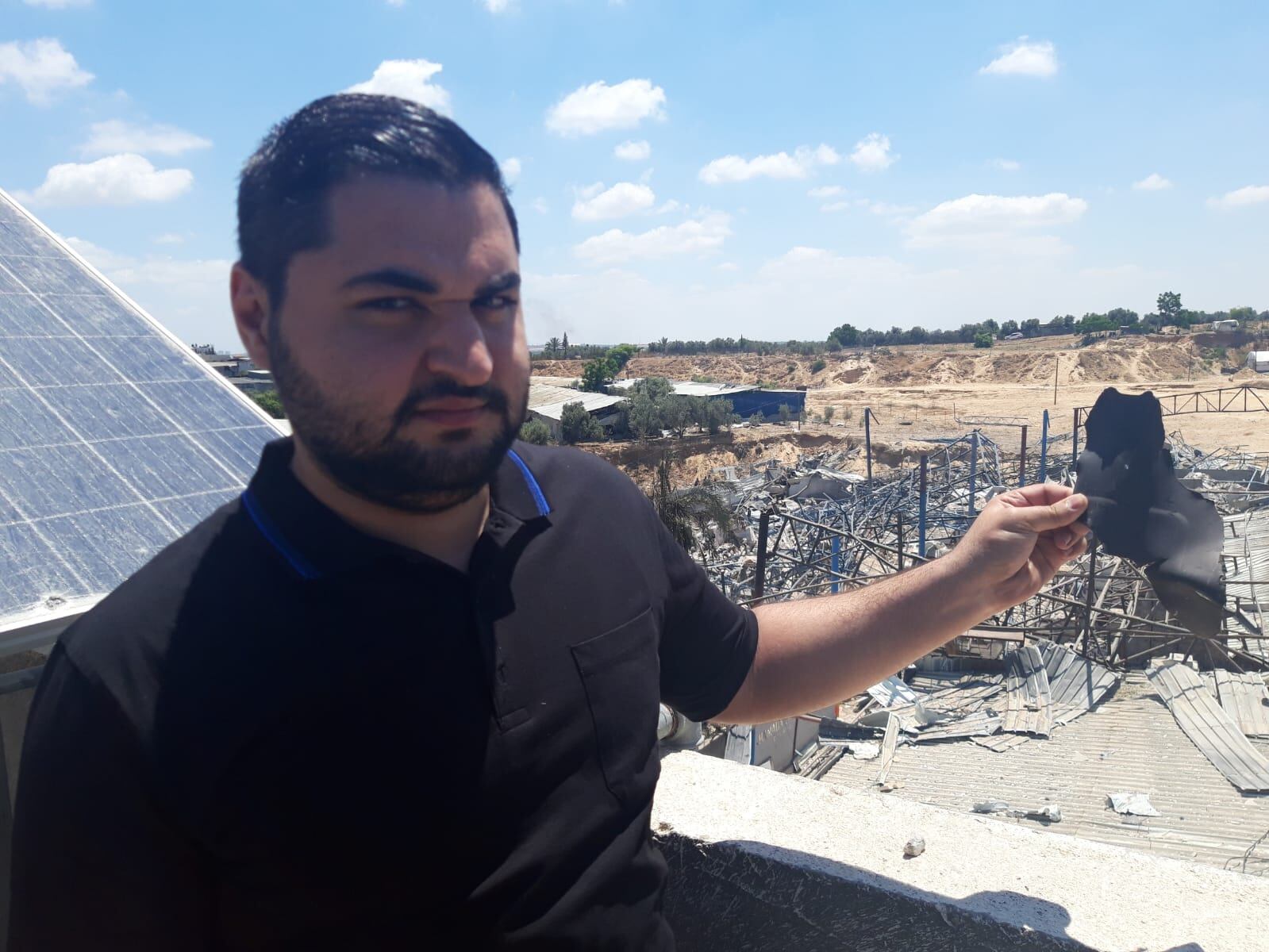 El gerente de Cerámicas Rama, Hamsa Hamad, muestra una pieza de un proyectil israelí que destruyó su almacen, el domingo en Gaza.