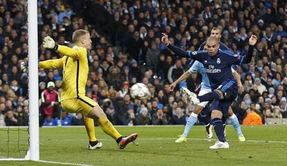 Pepe remata a bocajarro ante Hart.