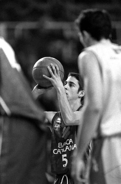 Baloncesto. Liga ACB. Barcelona-Coviram Granada. En la foto, el joven jugador del Barcelona Juan Carlos Navarro, lanza a canasta, el 23 de noviembre de 1997.