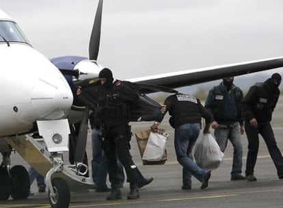 Los agentes introducen documentación incautada a  Txeroki en el avión que le trasladó de Biarritz a París.