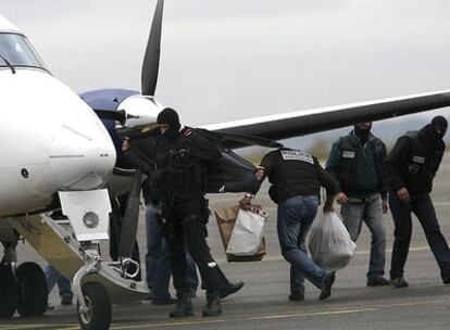 Los agentes introducen documentación incautada a  Txeroki en el avión que le trasladó de Biarritz a París.