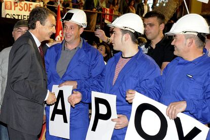 Zapatero saluda a un grupo de mineros a su llegada al mitin de Len.