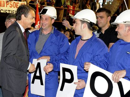 Zapatero saluda a un grupo de mineros a su llegada al mitin de León.