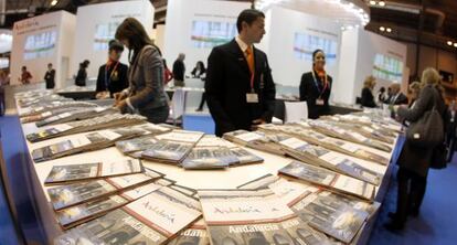 Uno de los mostradores del puesto de Andaluc&iacute;a en la feria de Fitur, en Madrid.