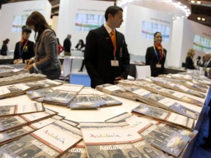 Uno de los mostradores del puesto de Andaluc&iacute;a en la feria de Fitur, en Madrid.