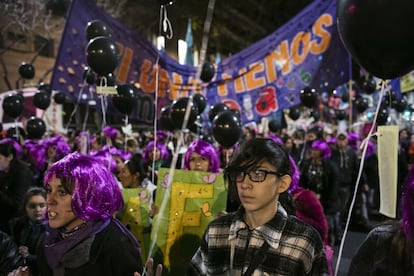 Miles de personas se acercaron de forma espontánea al centro de Buenos Aires para compartir el rechazo a la violencia machista, pero muchas otras lo hicieron organizadas. A diferencia del año pasado, este 3 de junio creció la participación de partidos políticos de izquierda y sindicales. Sus banderas partidarias se mezclaron con las pancartas reivindicativas de organizaciones feministas como Mumala, que marchó como globos negros en señal de luto por las mujeres asesinadas.