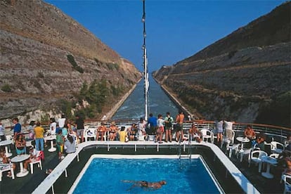 El canal de Corinto, de 6.300 metros de largo, 23 de ancho y ocho de profundidad, fue construido entre 1882 y 1893. Separa la Grecia continental del Peloponeso.