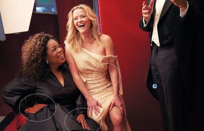 Oprah Winfrey, com suas três mãos, ao lado de Reese Witherspoon, numa imagem do ‘making of’ da sessão de fotos para a ‘Vanity Fair’.