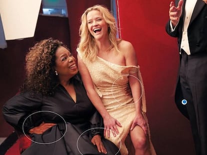 Oprah Winfrey, com suas três mãos, ao lado de Reese Witherspoon, numa imagem do ‘making of’ da sessão de fotos para a ‘Vanity Fair’.