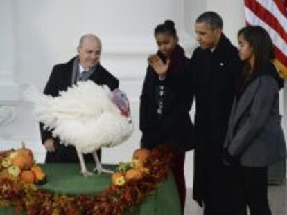 El presidente de Estados Unidos, Barack Obama (2d) y sus hijas Malia (d) y Sasha (3d), junto con el presidente de la Federaci&oacute;n Nacional del Pavo, John Burkel (i) durante el perd&oacute;n otorgado por el presidente en un acto celebrado en la Casa Blanca, Washington, Estados Unidos hoy 27 de noviembre de 2013. El pavo, llamado &#039;Popcorn&#039; (Palomita de ma&iacute;s) mide dos pies y pesa m&aacute;s de 17 kilos.