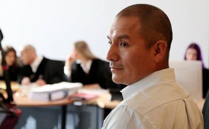 El agricultor peruano Saúl Luciano Lliuya espera al inicio de su juicio contra la compañía energética alemana RWE en el Tribunal Supremo Regional de Hamm (Alemania).