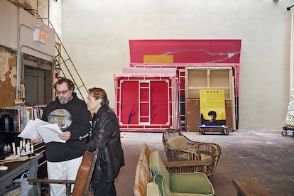 Julian Schnabel y Willem Dafoe, que estuvo nominado al Oscar por su interpretación de Van Gogh, en el estudio neoyorquino del primero.