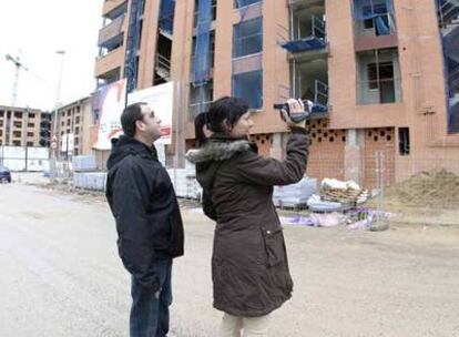 Una pareja contempla las obras de su piso en San Sebastián de los Reyes (Madrid).