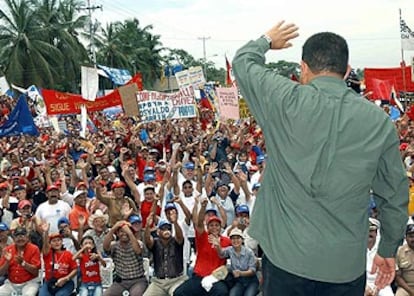 El presidente venezolano Hugo Chavez saluda a sus partidarios en un mítin en Trujillo, el mismo día en que se ha conocido la fecha para el referendum que podría forzar la convocatoria de elecciones presidenciales.