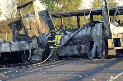 Los bomberos revisan los veh&iacute;culos accidentados.