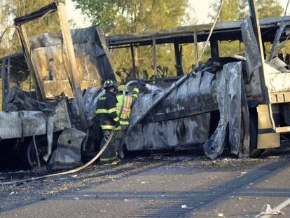 Los bomberos revisan los veh&iacute;culos accidentados.