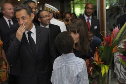 El presidente francés, Nicolas Sarkozy, a su llegada hoy a Martinica con Carla Bruni