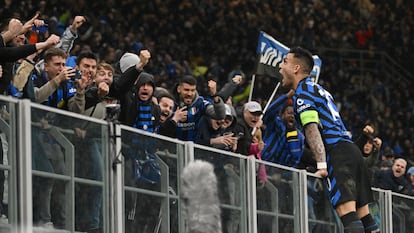 Lautaro Martínez celebra con la afición interista el 1-1 ante el Bayern este miércoles.