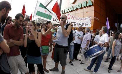 Manifestantes en apoyo del sindicato de S&aacute;nchez Gordillo.