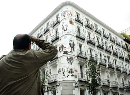 Edificio en la calle de Orellana, 5, rehabilitado y decorado por el ilustrador Jack Babiloni.