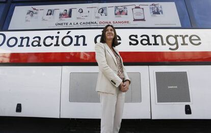Carmen Martín, directora de Salud y Socorro de Cruz Roja, frente a un autobús de donación de sangre.